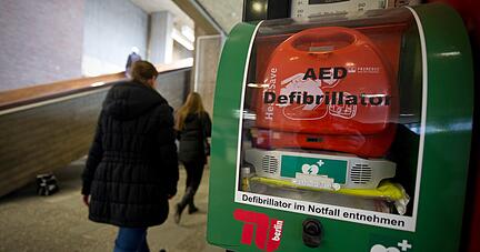 In Städten und Gemeinden in der Region hängen zahlreiche Defibrillatoren im öffentlichen Raum. Die App, die Helfer der "Region der Lebensretter" nutzen, kennt viele dieser Standorte.
Foto: dpa