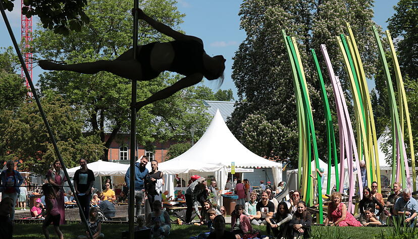 Bei Veranstaltungen wie dem Genie&szlig;erdorf (hier 2024) kommt wieder Gartenschau-Feeling auf im &Ouml;hringer Hofgarten. An de Seite ist ein Teil des Gr&auml;serspielplatzes erkennbar, der zur Laga gebaut wurde.