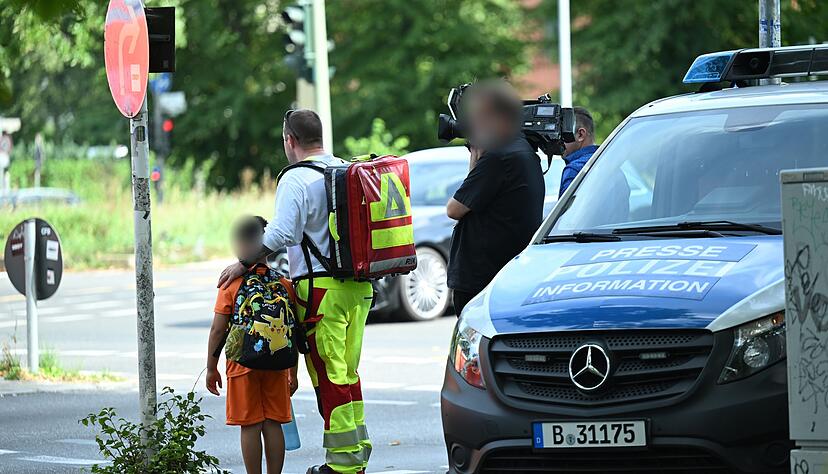 . Ein Auto ist in Berlin-Wedding in eine Menschengruppe gefahren. . Ein Auto ist in Berlin-Wedding in eine Menschengruppe gefahren.