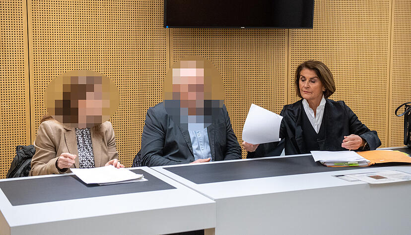 Weil er junge M&auml;dchen missbrauchte, musste sich ein 59 Jahre alter Angeklagter vor dem Amtsgericht verantworten. Seine Ehefrau (links) stand ihm im Prozess bei.