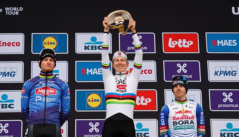 Tadej Pogacar (M) bei der Siegerehrung.