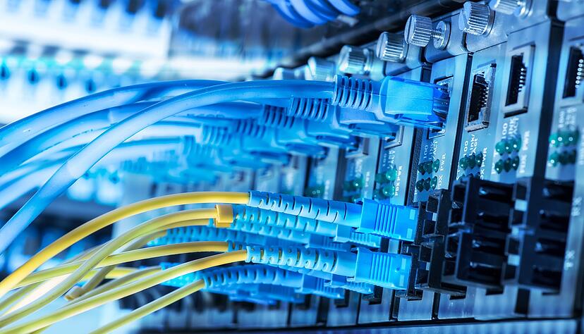 Ein Anschluss mit Glasfaserkabel garantiert Unternehmern und Privatleuten den derzeit schnellstmöglichen Zugang ins Internet.