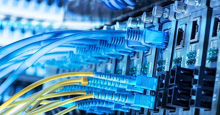 Ein Anschluss mit Glasfaserkabel garantiert Unternehmern und Privatleuten den derzeit schnellstmöglichen Zugang ins Internet.
