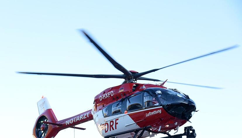 Ein Rettungshubschrauber brachte die Seniorin in eine Klinik (Symbolbild) Ein Rettungshubschrauber brachte die Seniorin in eine Klinik (Symbolbild)
