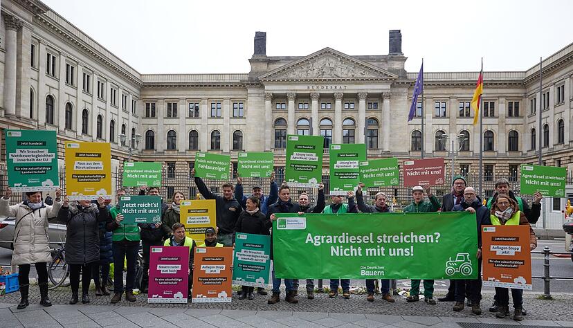 Menschen protestieren vor dem Bundesrat unter anderem gegen die Abschaffung der Agrardiesel-Subventionen.