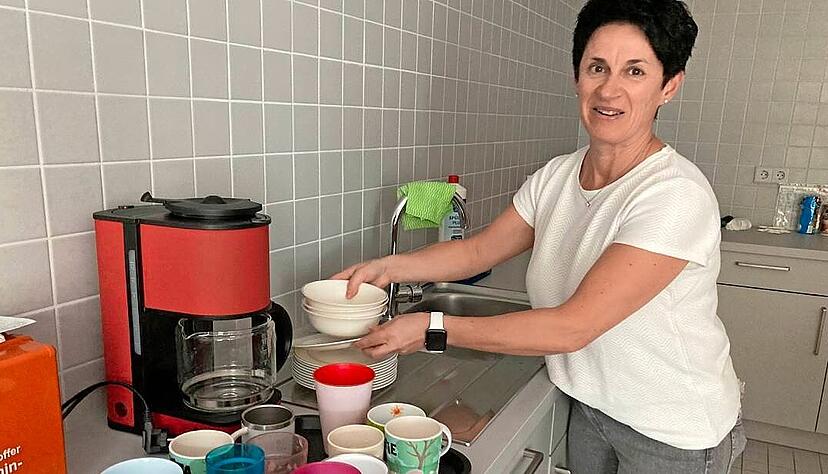 Anita Fleps kümmert sich um die Reinigung, erst in der Küche, anschließend in den Gruppenräumen. Anita Fleps kümmert sich um die Reinigung, erst in der Küche, anschließend in den Gruppenräumen.
