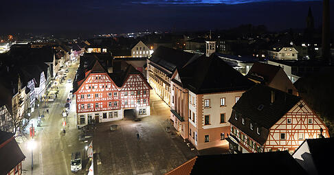Im Wirtshaus Rössle (Mitte) betrinkt sich Jakob Müller in der Nacht vom 19. Januar 1873. Anschließend legt er mit einem Zündhölzchen Feuer. Das Datum ist als großer Altstadtbrand der Stadt Eppingen bekannt. Im Wirtshaus Rössle (Mitte) betrinkt sich Jakob Müller in der Nacht vom 19. Januar 1873. Anschließend legt er mit einem Zündhölzchen Feuer. Das Datum ist als großer Altstadtbrand der Stadt Eppingen bekannt.