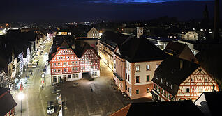 Im Wirtshaus Rössle (Mitte) betrinkt sich Jakob Müller in der Nacht vom 19. Januar 1873. Anschließend legt er mit einem Zündhölzchen Feuer. Das Datum ist als großer Altstadtbrand der Stadt Eppingen bekannt.