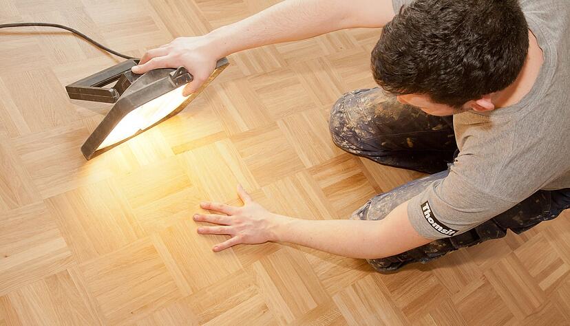Der Vorteil eines Parkettbodens: Man kann Kratzer ausbessern oder ihn bei Bedarf komplett abschleifen.