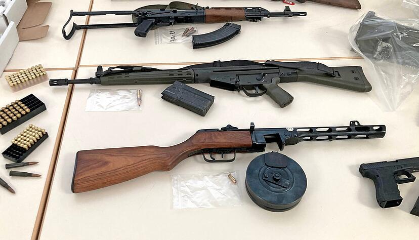 Diese Waffen hat die Polizei bei dem sogenannten Reichsbürger in Bobstadt sichergestellt, der auf Polizisten geschossen hat. Foto: Archiv