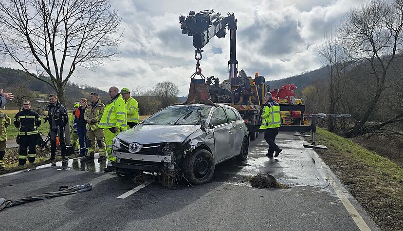 "Es ist sehr professionell gearbeitet worden", lobt Kreisbrandmeister Torsten Rönisch die Heilbronner Feuerwehrtaucher und die Mitarbeiter des Bergeunternehmens Herbold. Nun müsse das Fahrzeug noch aufgeladen und abtransportiert werden. Danach wird die B19 gereinigt – und am Ende der Verkehr wieder freigegeben.