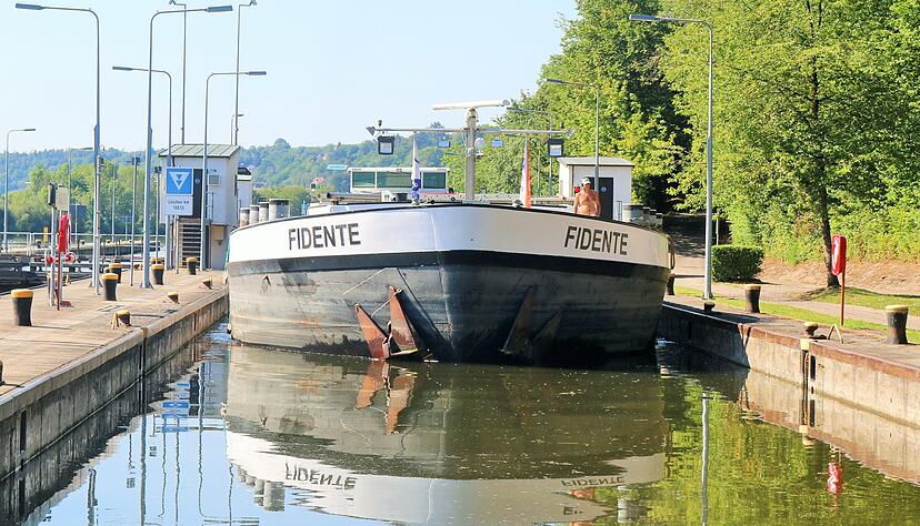 Die Neckarschleusen haben nur Platz für bis zu 105 Meter lange Schiffe. Auf dem Rhein sind Transporter üblich, die 30 Meter länger sind. Der Ausbau ist seit 15 Jahren zwischen Bund und Land vereinbart, kommt aber nicht voran.