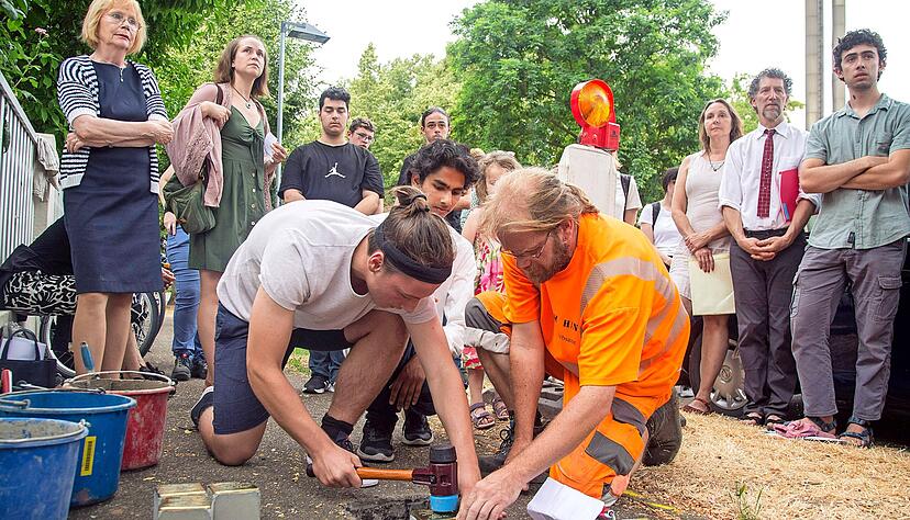 In Heilbronn wurden 22 neue Stolpersteine, auch unter Beisein von Angehörigen, verlegt. In Heilbronn wurden 22 neue Stolpersteine, auch unter Beisein von Angehörigen, verlegt.