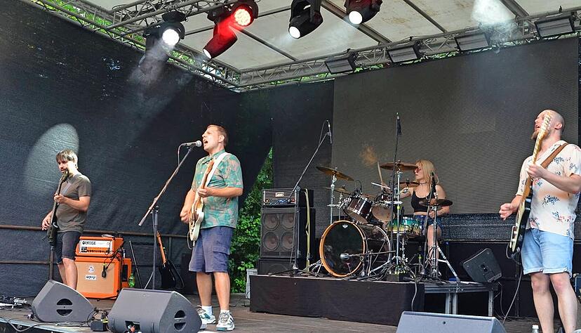 Auf der gro&szlig;en B&uuml;hne rockte am vergangenen Freitagabend unter anderem die Gruppe Eight Armed Bandit das Festival.