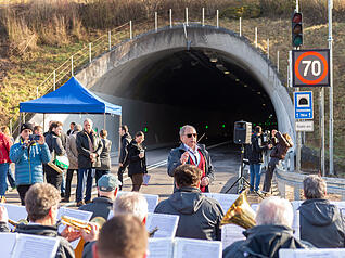 Der modernisierte Schemelsbergtunnel auf der B39 ist nach umfangreicher Sanierung am Donnerstag feierlich er&ouml;ffnet worden.