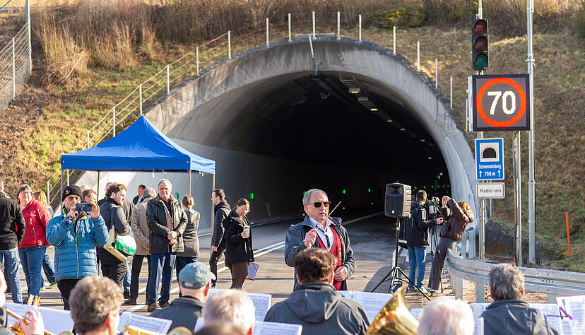 Der modernisierte Schemelsbergtunnel auf der B39 ist nach umfangreicher Sanierung am Donnerstag feierlich er&ouml;ffnet worden.
