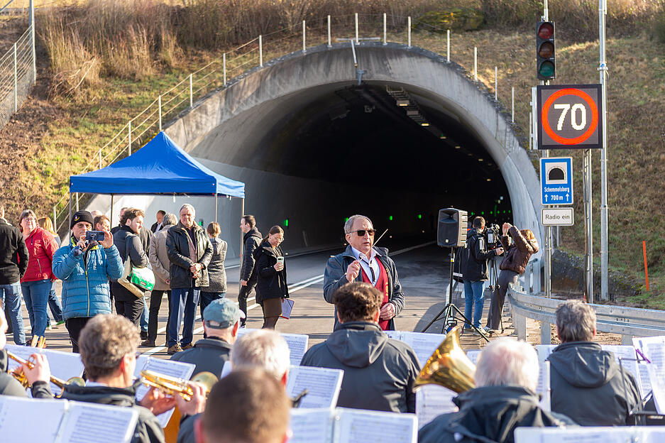 Der modernisierte Schemelsbergtunnel auf der B39 ist nach umfangreicher Sanierung am Donnerstag feierlich eröffnet worden. Der modernisierte Schemelsbergtunnel auf der B39 ist nach umfangreicher Sanierung am Donnerstag feierlich eröffnet worden.