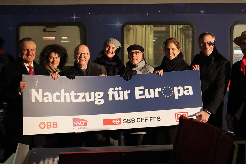 Freuen sich über bessere Nachtzug-Verbindungen in Europa: Stuttgarts OB Frank Nopper (l.), Marketingvorständin DB Fernverkehr Stefanie Berk, Michael Theurer (FDP), Beauftragter der Bundesregierung für den Schienenverkehr, die Grünen-Europaparlamentsabgeordnete Anna Deparnay-Grunenberg, Baden-Württembergs Verkehrsminister Winfried Hermann, ÖBB-Vorständin Sabine Stock und Thorsten Krenz, Konzernbevollmächtigter der DB AG für das Land Baden–Württemberg.
