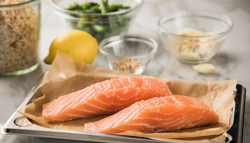Omega-3-Fettsäuren stecken auch in fettem Fisch wie Lachs. Omega-3-Fettsäuren stecken auch in fettem Fisch wie Lachs.