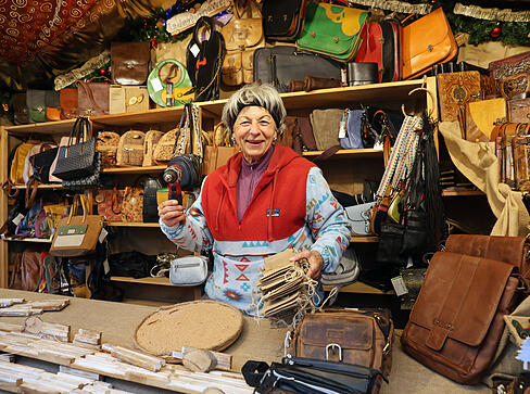 Romana Heß legt beim Aufbau noch Hand an. Ihre Handtaschen hat sie bereits ansprechend angerichtet. Romana Heß legt beim Aufbau noch Hand an. Ihre Handtaschen hat sie bereits ansprechend angerichtet.