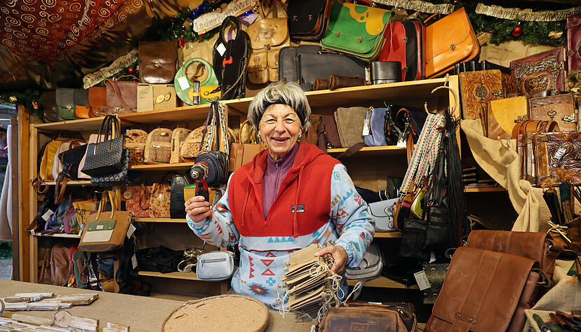 Romana He&szlig; legt beim Aufbau noch Hand an. Ihre Handtaschen hat sie bereits ansprechend angerichtet.