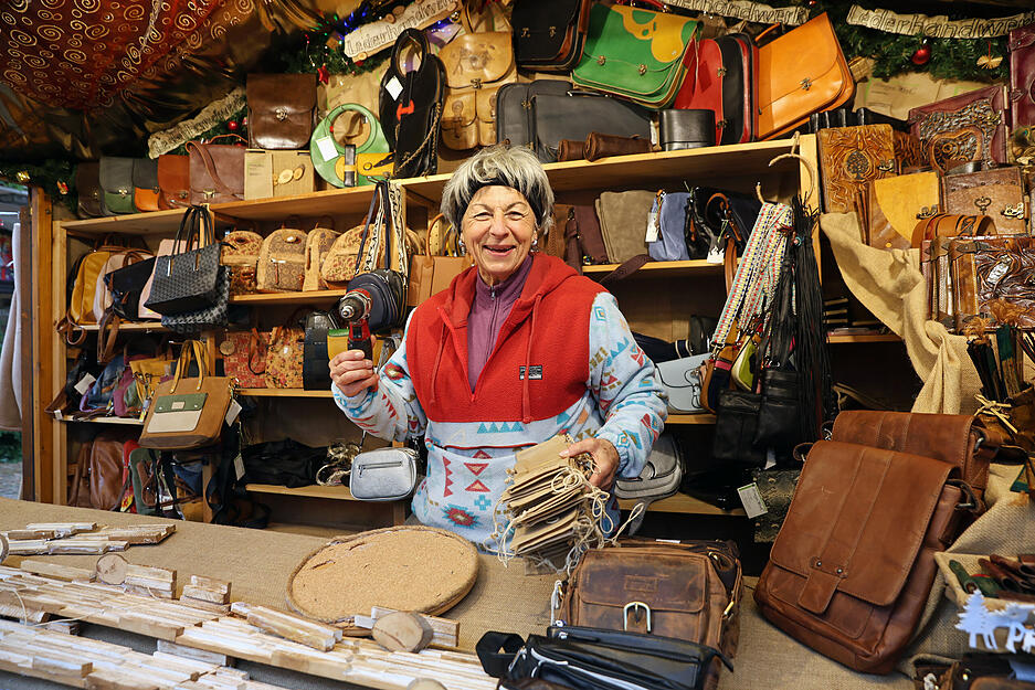 Romana Heß legt beim Aufbau noch Hand an. Ihre Handtaschen hat sie bereits ansprechend angerichtet.