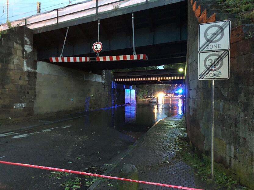 In B&ouml;ckingen standen Stra&szlig;en teilweise unter Wasser.