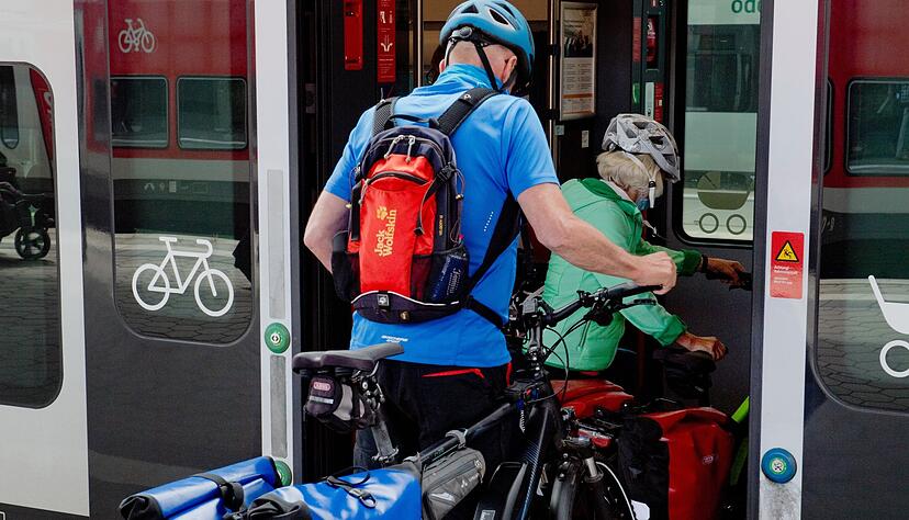 Fahrräder kosten extra und ihre Mitnahme kann laut Bahn nicht immer garantiert werden.