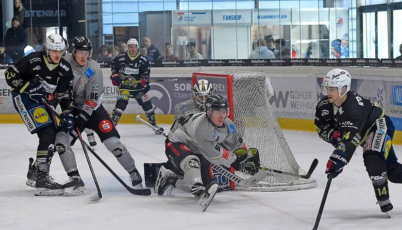 Auch in Erfurt taten sich die Falken lange Zeit schwer. Am Ende aber gewannen Niklas Jentsch (rechts) und Co. und führen in der Serie nun mit 2:0.
Foto: Mario Berger