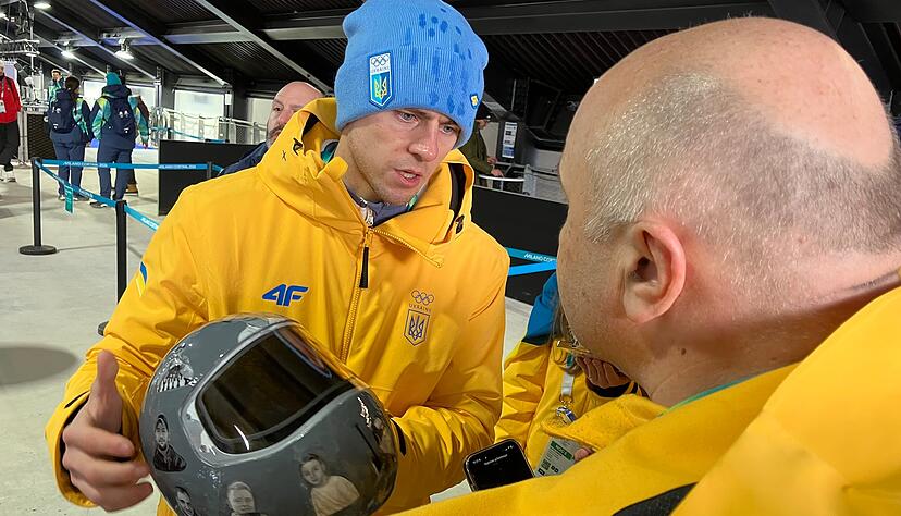 Der Helm des Ansto&szlig;es: Der Ukrainer Wladislaw Heraskewytsch zeigt seinen Kopfschutz mit den Fotos von get&ouml;teten Sportlern.