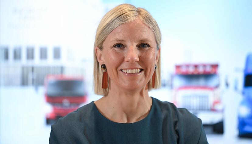 Karin Rådström, die Vorstandsvorsitzende des Nutzfahrzeugherstellers Daimler Truck, steht vor der Bilanz-Pressekonferenz vor einer Videoleinwand. (Archivbild) Karin Rådström, die Vorstandsvorsitzende des Nutzfahrzeugherstellers Daimler Truck, steht vor der Bilanz-Pressekonferenz vor einer Videoleinwand. (Archivbild)