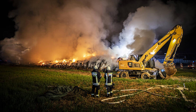 Gleich hunderte Strohballen brannten in der Nacht auf Ostersonntag bei Kirchheim am Neckar. Die Feuerwehr kämpft über Stunden gegen die Flammen. Der Brand erstreckt sich noch bis in den Tag hinein. Fotograf: 7aktuell.de/ Adomat 7aID:21501 Gleich hunderte Strohballen brannten in der Nacht auf Ostersonntag bei Kirchheim am Neckar. Die Feuerwehr kämpft über Stunden gegen die Flammen. Der Brand erstreckt sich noch bis in den Tag hinein. Fotograf: 7aktuell.de/ Adomat 7aID:21501