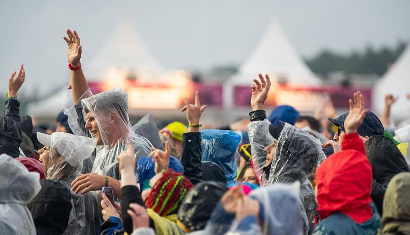 Festivalbesucher jubeln während eines Konzerts der Gruppe «Grossstadtgeflüster» auf dem Gelände des Southside Festivals. Festivalbesucher jubeln während eines Konzerts der Gruppe «Grossstadtgeflüster» auf dem Gelände des Southside Festivals.