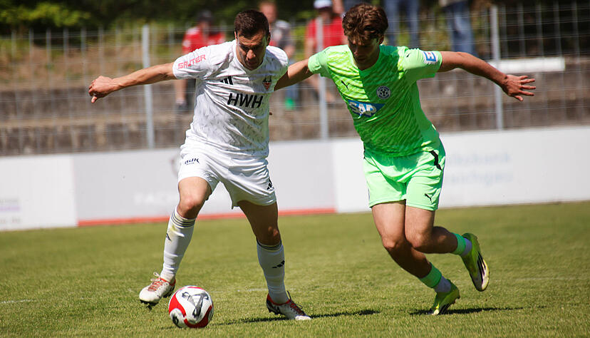 Marc Zengerle (links) r&uuml;ckte gegen Walldorf II in die Innenverteidigung. &bdquo;Es war wichtig, wie gut wir gegen den Ball arbeiten&ldquo;, sagt Trainer David Pfeiffer.
