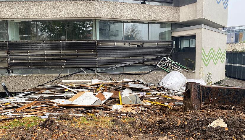 Das Therapiezentrum wird zurzeit noch entkernt. Mitte November soll das Gebäude dann abgerissen werden. Das Therapiezentrum wird zurzeit noch entkernt. Mitte November soll das Gebäude dann abgerissen werden.