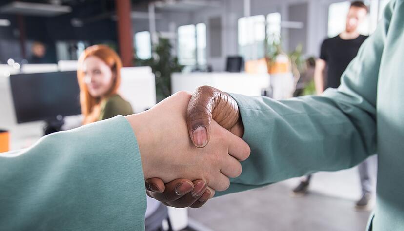 Delegieren kann ein Powermove sein, auch als Akt der Selbstfürsorge. Delegieren kann ein Powermove sein, auch als Akt der Selbstfürsorge.