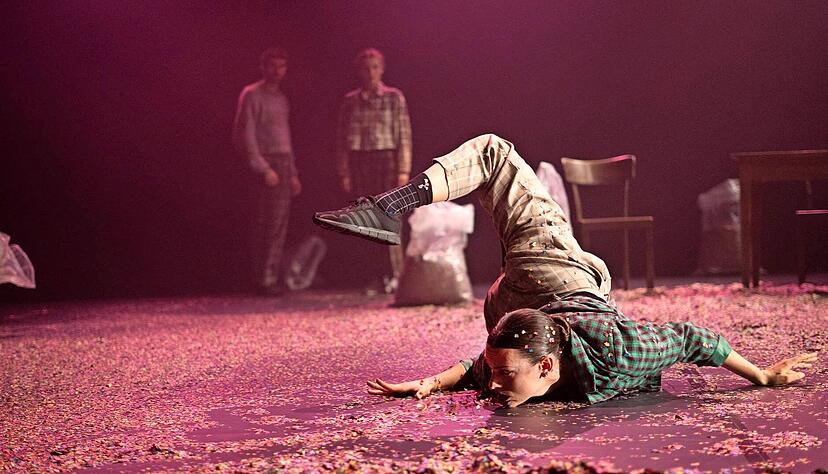 Euphorisch-manisch in Bewegung, obwohl K&ouml;rper und Geist Ruhe und Entspannung suchen: "Sex mit Madonna" vertanzt die Krankheit bipolare St&ouml;rung.
Foto: Schirmer