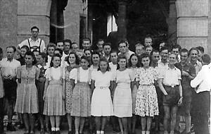 1946 kam der erste Abiturientenjahrgang nach dem Krieg zur Lehrerausbildung nach K&uuml;nzelsau &minus; erstmals waren auch Frauen dabei.