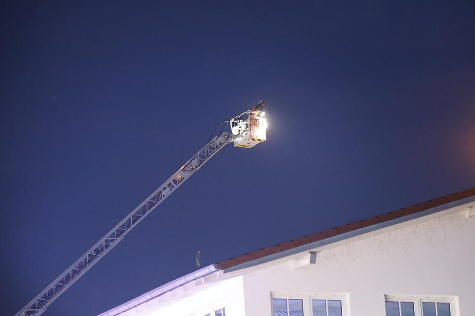 Die Freiwillige Feuerwehr ist am Samstagabend wegen des Einsturzes des Supermarktdaches in Lauchringen im Einsatz gewesen.