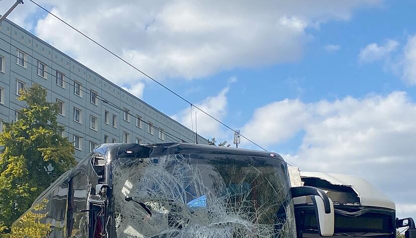 Der Fahrer eines Reisebusses wird bei einem Zusammenstoß mit einer Tram nahe dem Alexanderplatz schwer verletzt.