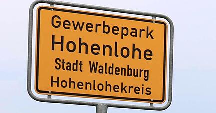 Ein Konflikt zeichnet sich ab: Das Evangelische Bauernwerk hat einen offenen Brief verfasst, in dem Stellung gegen die avisierte Vergrößerung des interkommunalen Gewerbegebiets bezogen wird. Schon die nächste Erweiterungs-Stufe − der Bebauungsplan "Hohebuch I" − fände in direkter Nachbarschaft statt.
Fotos: Archiv Reichert/Hachenberg Ein Konflikt zeichnet sich ab: Das Evangelische Bauernwerk hat einen offenen Brief verfasst, in dem Stellung gegen die avisierte Vergrößerung des interkommunalen Gewerbegebiets bezogen wird. Schon die nächste Erweiterungs-Stufe − der Bebauungsplan "Hohebuch I" − fände in direkter Nachbarschaft statt.
Fotos: Archiv Reichert/Hachenberg