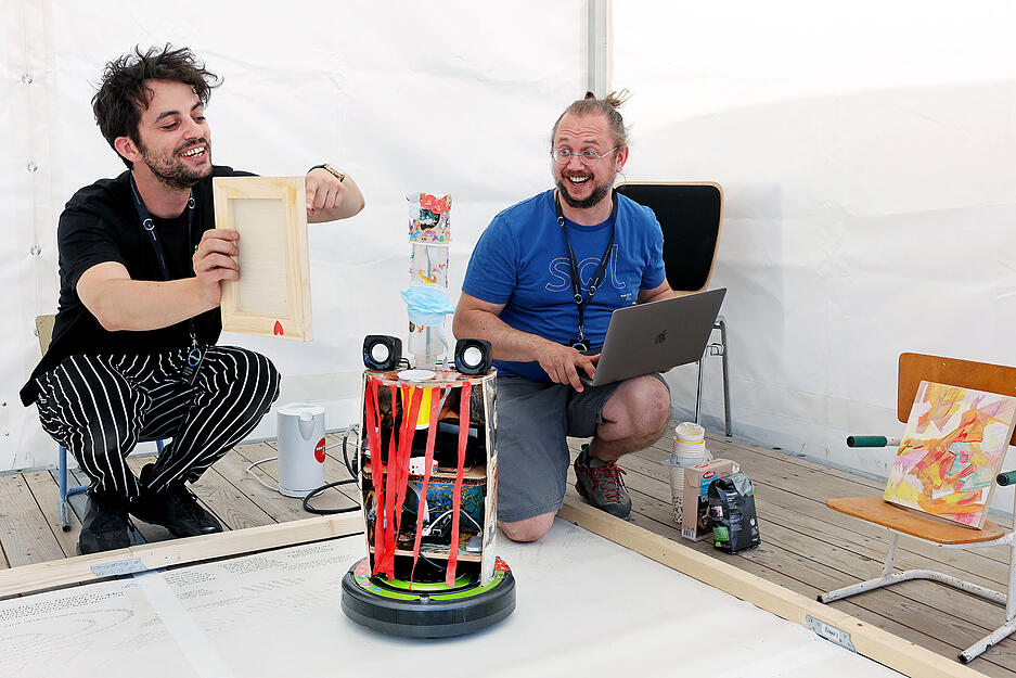 KI-Festival Heilbronn: Alexander Iskin (23) und Dr. Hartmut Wilke (44) mit ihrer "Professorin Kaffeemaschine"