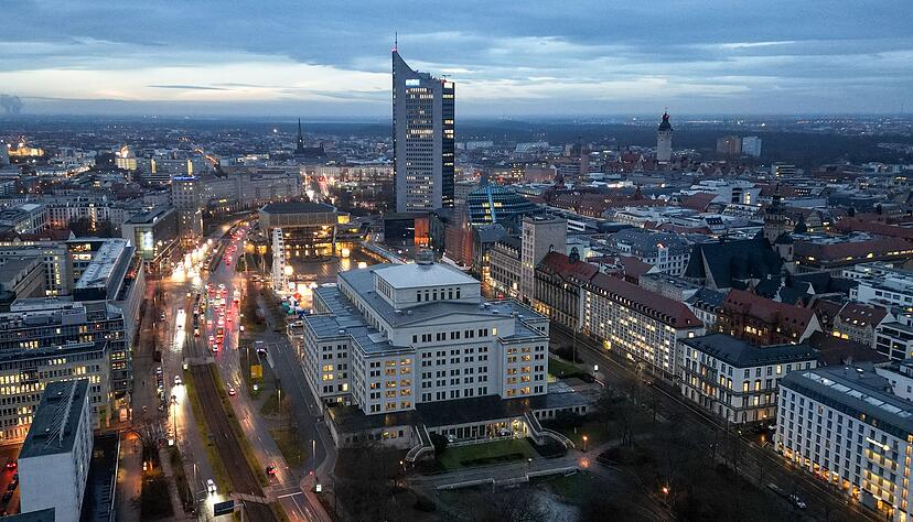Leipzig: Blick auf die Oper und den dahinterliegenden Augustusplatz mit dem City-Hochhaus. (Archivbild) Leipzig: Blick auf die Oper und den dahinterliegenden Augustusplatz mit dem City-Hochhaus. (Archivbild)