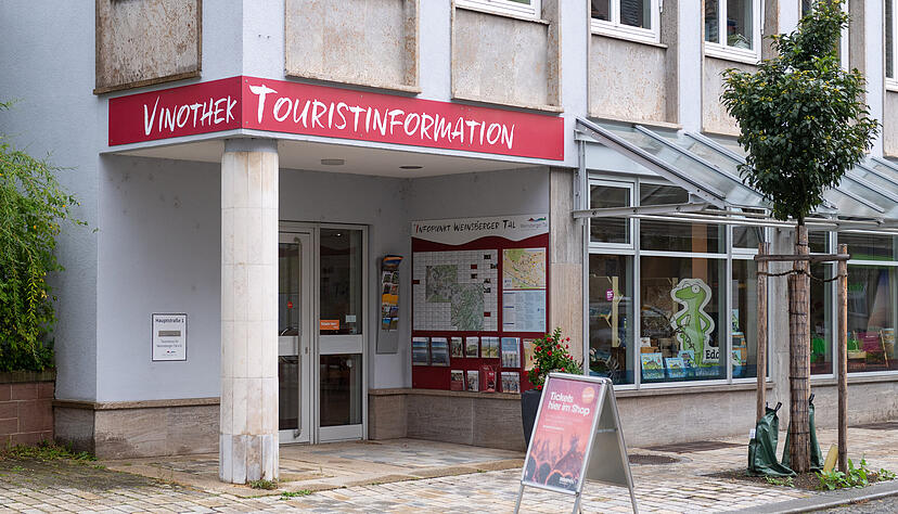 Die Tourist-Information ist seit 2017 im Erdgeschoss des Technischen Rathauses der Stadt Weinsberg, der Hauptstraße 1, untergebracht. Bald steht ein Umzug an.