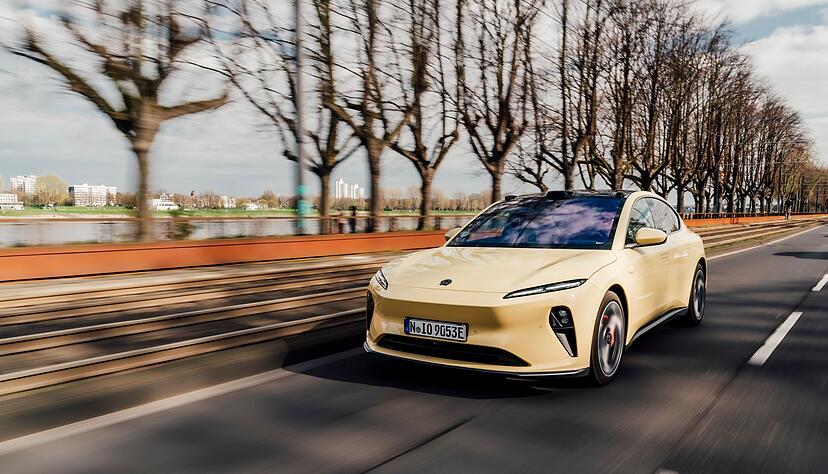 Tempo 100 erreicht der ET5 in gerade mal 4,0 Sekunden. Und auch mit der Spitzengeschwindigkeit von 200 km/h liegt der neue Nio vergleichsweise weit vorn.