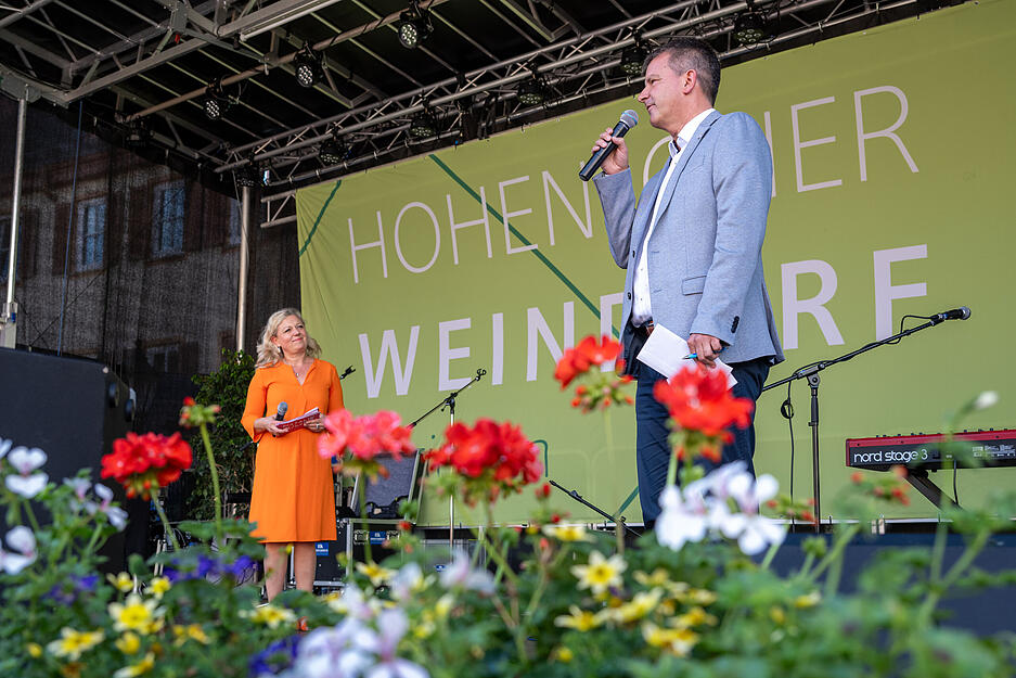 Weinsommeli&egrave;re Natalie Lumpp f&uuml;hrt wie immer eloquent, sympathisch und kompetent durch das B&uuml;hnenprogramm