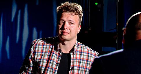 Der belarussische Blogger Roman Protassewitsch soll schon bei seiner Festnahme in einem in Minsk zur Landung gezwungenen Flugzeug für den Geheimdienst seiner Heimat gearbeitet haben. (Archivbild) Der belarussische Blogger Roman Protassewitsch soll schon bei seiner Festnahme in einem in Minsk zur Landung gezwungenen Flugzeug für den Geheimdienst seiner Heimat gearbeitet haben. (Archivbild)