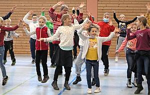 Die Dörzbacher Grundschüler um Schulleiterin Danny Chrzan führen zur Begrüßung einen Tanz auf. Wegen des schlechten Wetters allerdings in der Turnhalle, nicht auf dem neuen Schulhof. Die Dörzbacher Grundschüler um Schulleiterin Danny Chrzan führen zur Begrüßung einen Tanz auf. Wegen des schlechten Wetters allerdings in der Turnhalle, nicht auf dem neuen Schulhof.