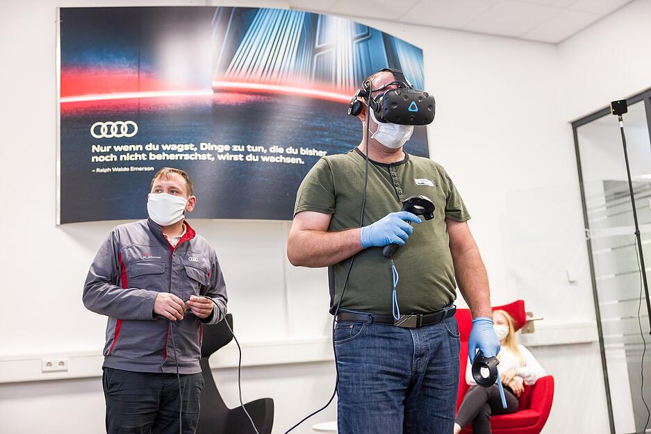 Im Reich von Martin Wimmer: Hier d&uuml;rfen die Leser mit VR-Brille ausprobieren, wie die Arbeit am Band optimiert werden kann.