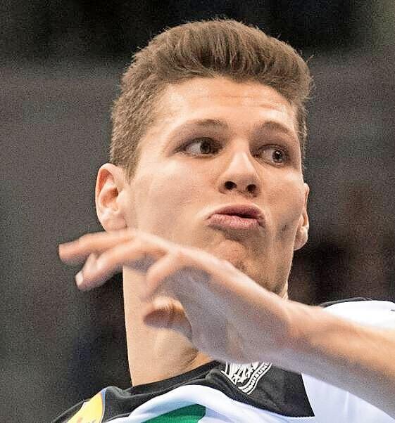 Sebastian Heymann (22)
TSB Horkheim
Von Kleinauf immer der Größte: Der Horkheimer debütiert mit knapp 17 Jahren in der ersten Mannschaft des TSB, mit 18 spielt der Rechtshänder erstmals für Göppingen in der 1. Bundesliga. 2017 gewinnt er den EHF-Pokal. Bisher hat er fünf A-Länderspiele bestritten.